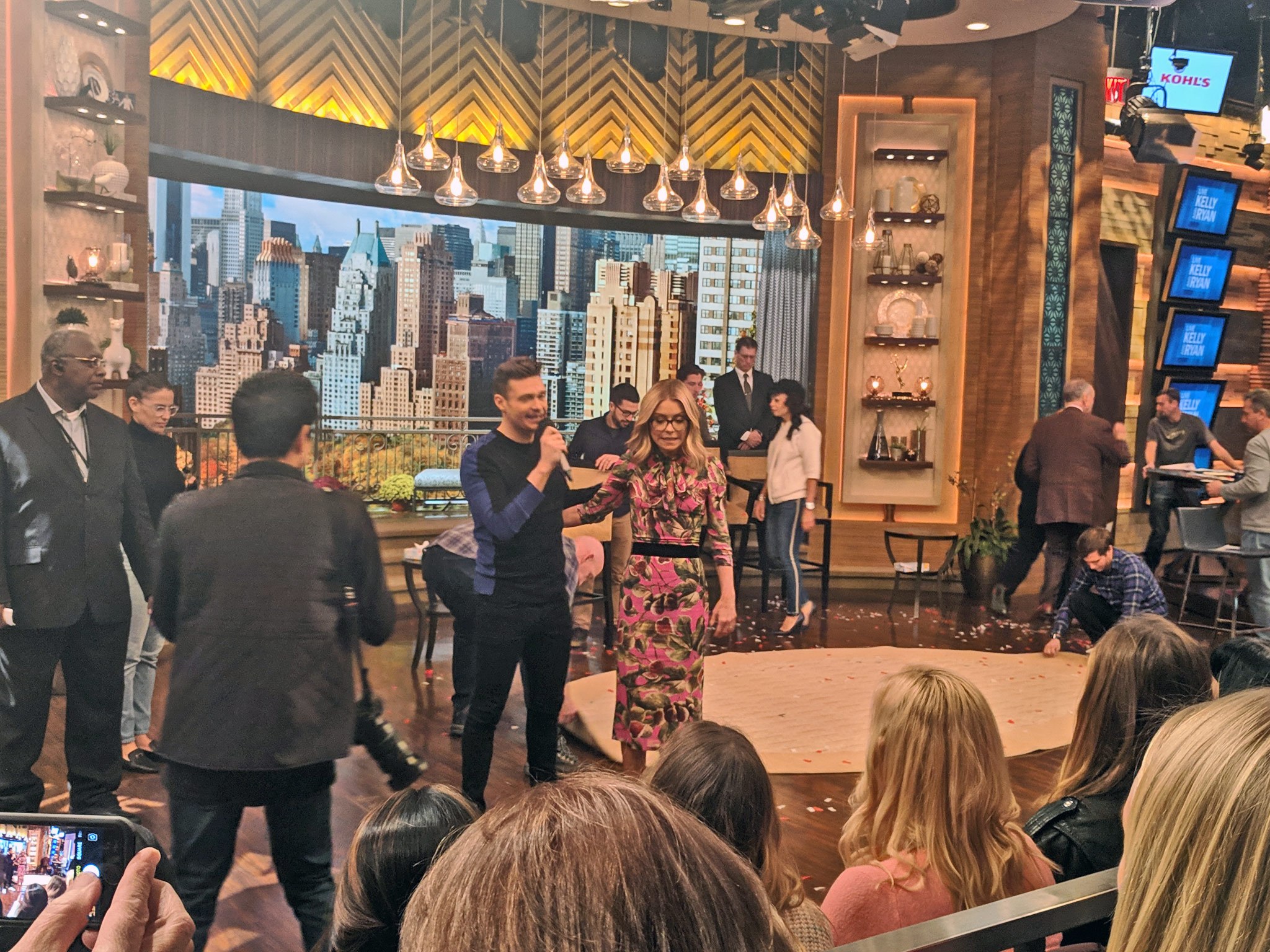 Kelly Ripa și Ryan Seacrest pe platourile de filmare Live cu Kelly și Ryan